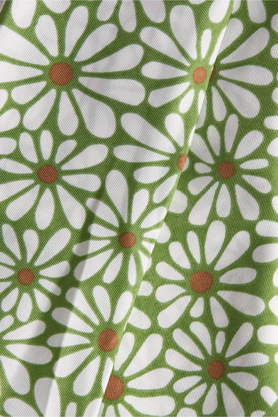 Foulard vert de MANGO, motif marguerites blanches avec centre marron, tissu texturé avec un pli vertical.
