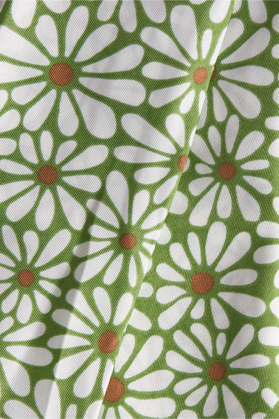 Foulard vert de MANGO, motif marguerites blanches avec centre marron, tissu texturé avec un pli vertical.

