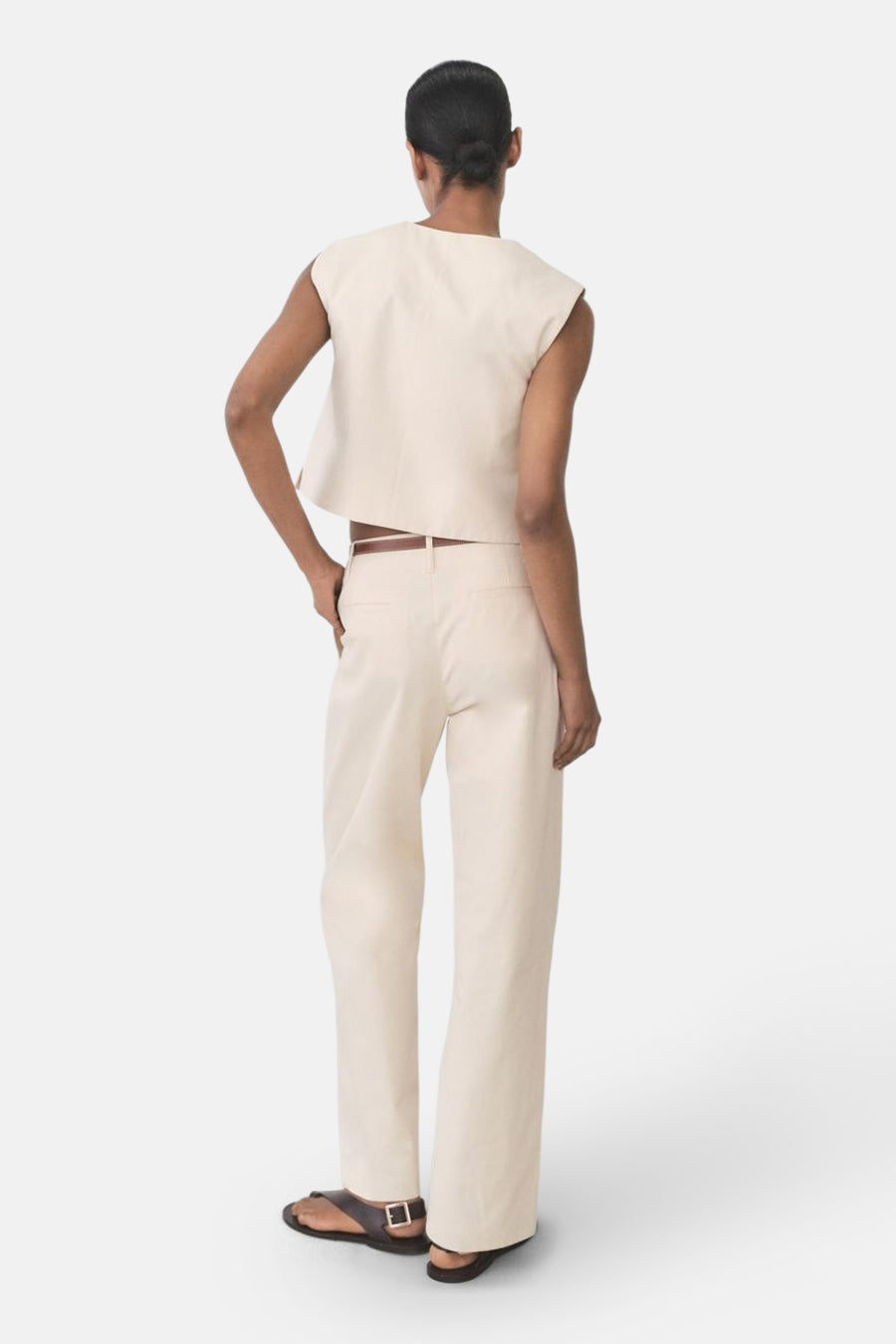 Blazer écru by MANGO, porté avec un pantalon assorti et une ceinture marron, vue de dos.
