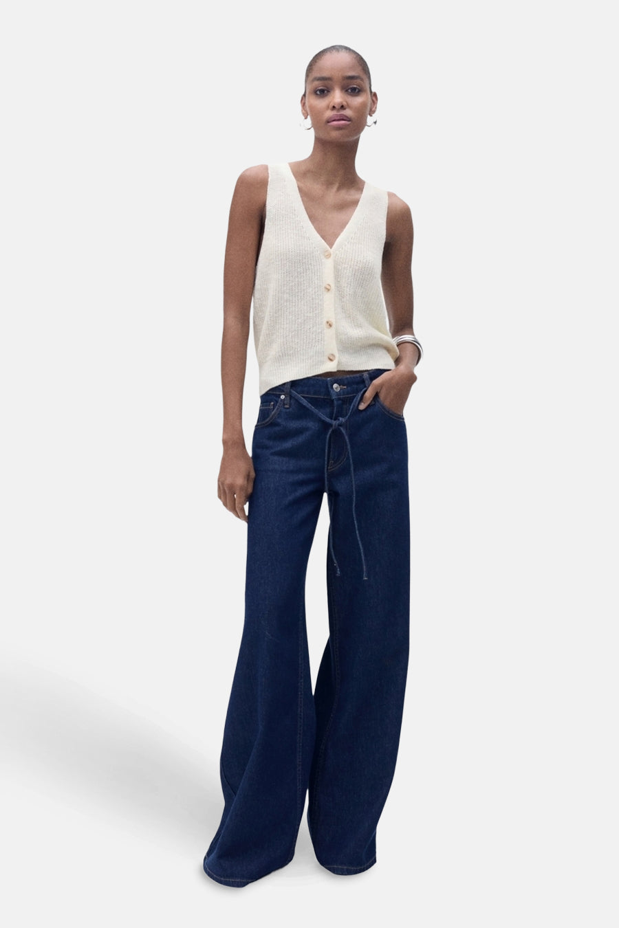 Débardeur écru par MANGO, porté avec un jean taille haute ample et des accessoires minimalistes.