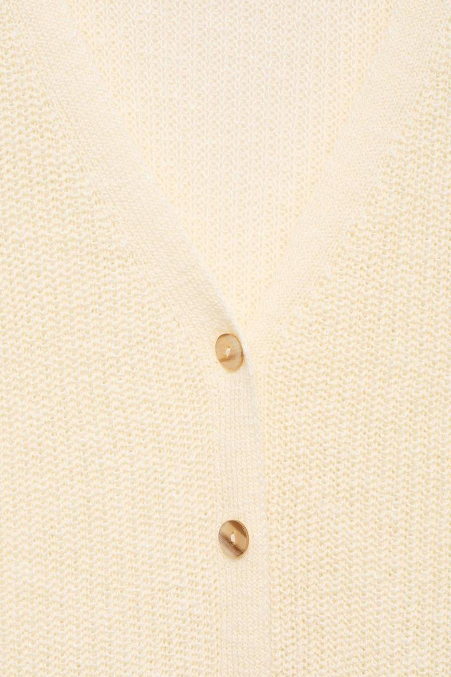 Débardeur écru de MANGO, avec patte de boutonnage à deux boutons, en tricot texturé fin.