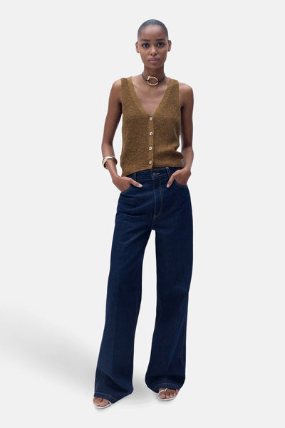 Débardeur marron by MANGO, porté avec un jean large bleu foncé, collier doré.
