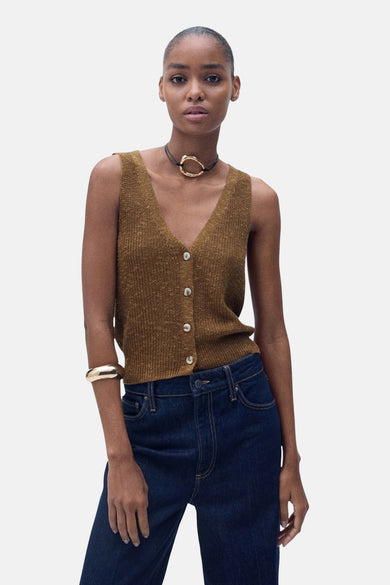 Débardeur brun en maille de MANGO, avec une encolure en V et une fermeture boutonnée sur le devant.
