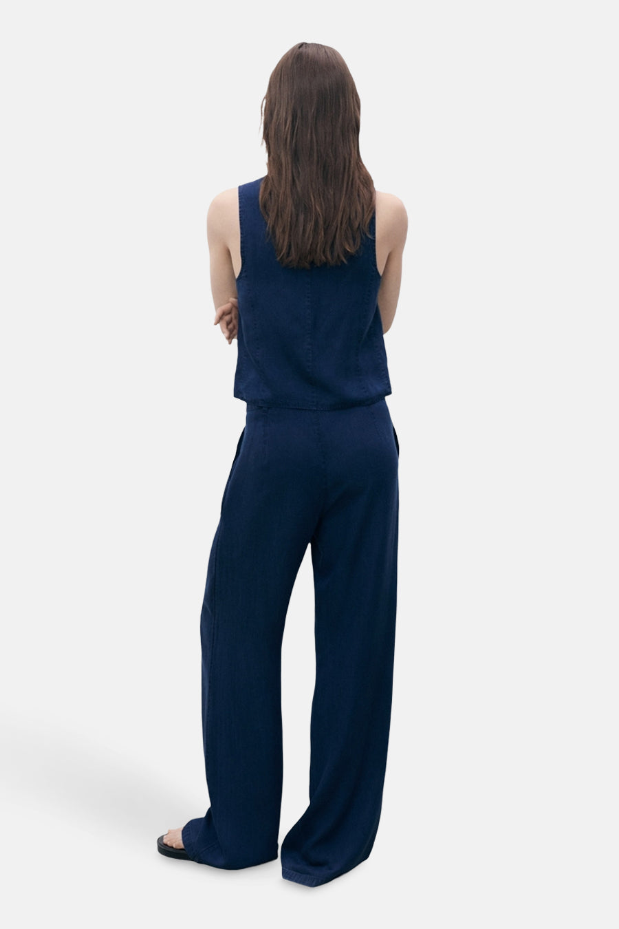 Donkerblauwe spijkerblazer van MANGO, relaxed fit, gedragen met een bijpassende broek en zwarte sandalen.