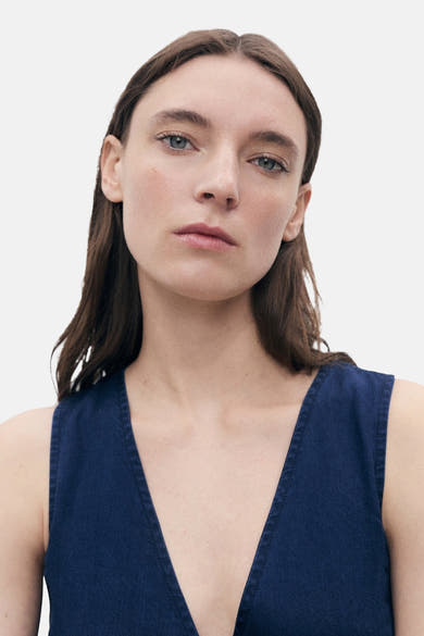 Donkerblauwe spijkerblazer van MANGO, gedragen door een lichtgetint model.