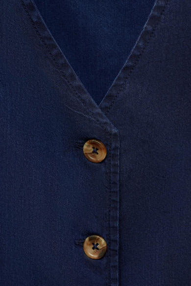 Donkerblauwe spijkerblazer van MANGO, met twee bruine knopen.