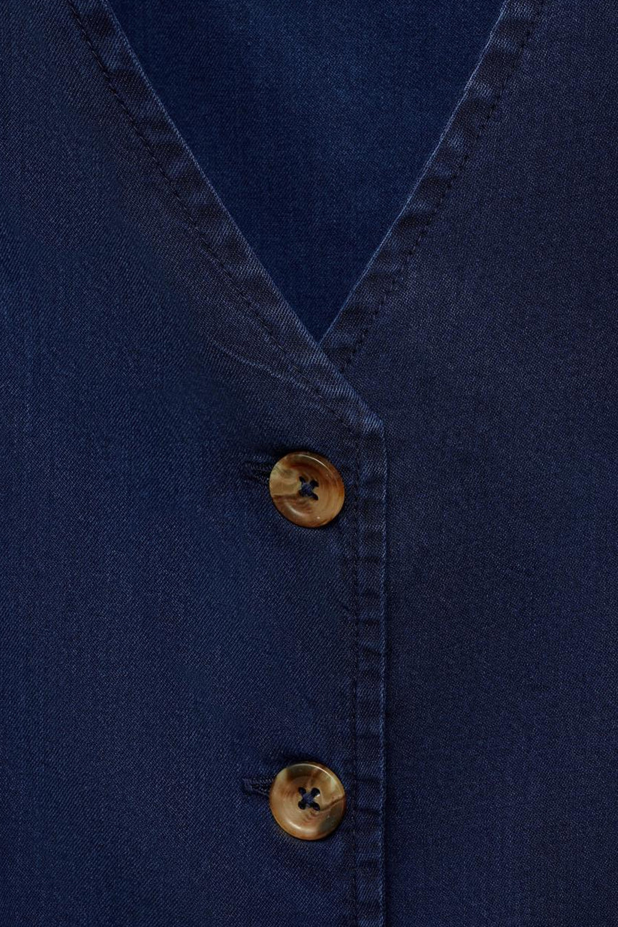 Donkerblauwe spijkerblazer van MANGO, met twee bruine knopen.