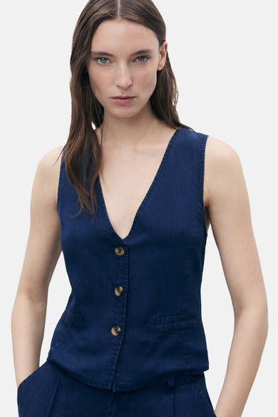 Donkerblauwe spijkerjas van MANGO, met knoopsluiting aan de voorkant en een klein zakje.