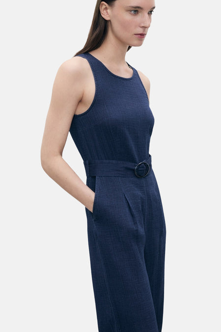 Combinaison bleue de MANGO avec ceinture ton sur ton et détail de boucle ronde.