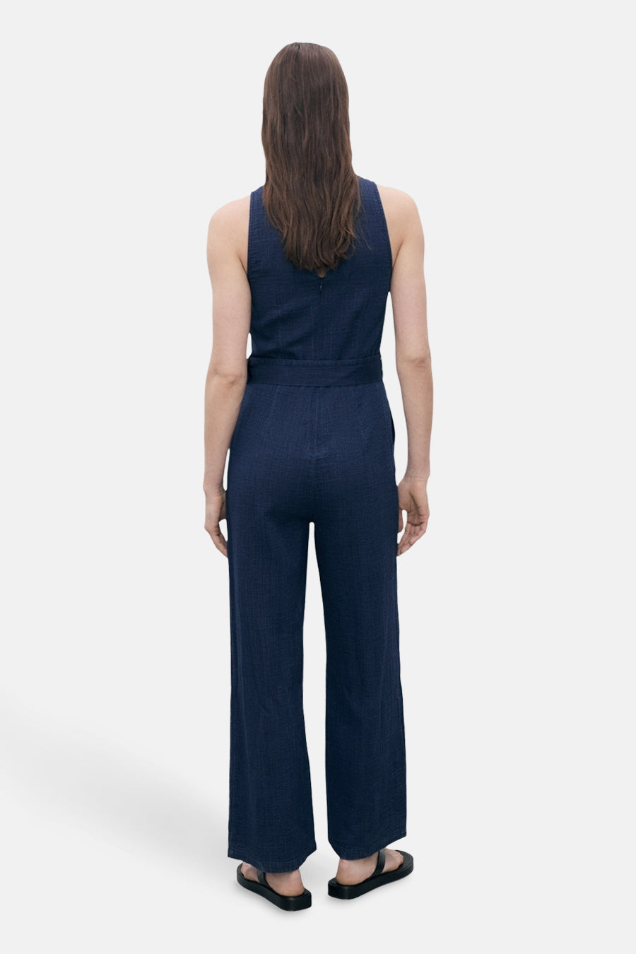 Combinaison bleue de MANGO, style décontracté avec ceinture à nouer, vue de dos.