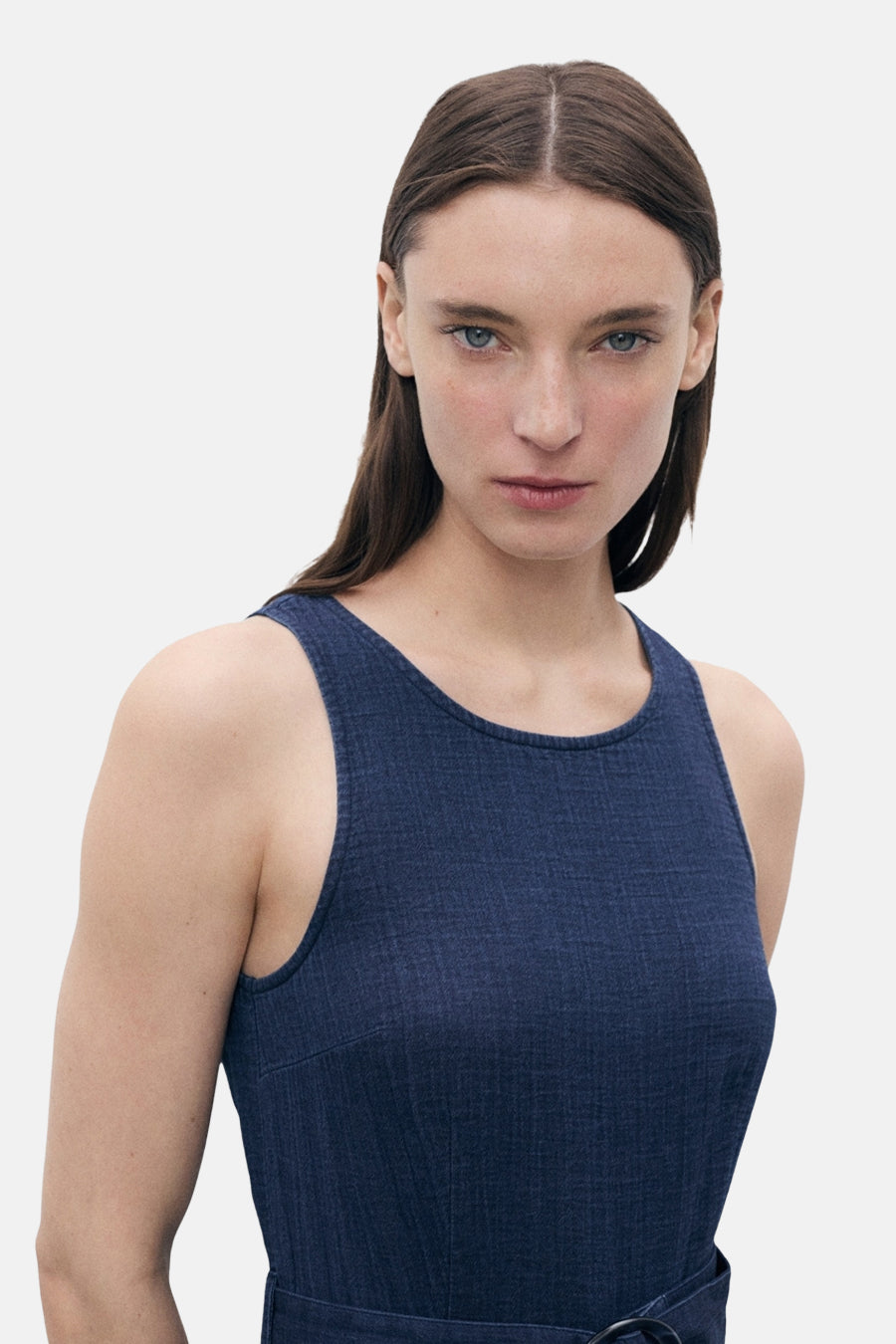 Combinaison bleue de MANGO avec une texture subtile et une coupe ajustée.