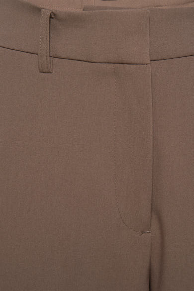 Effenchemeld bruin pantalon van MANGO met een riem en een gladde textuur.