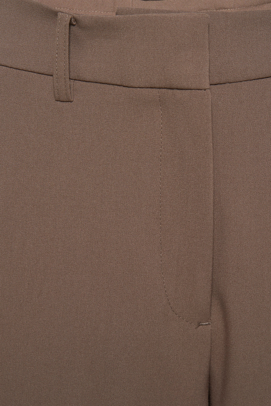Effenchemeld bruin pantalon van MANGO met een riem en een gladde textuur.