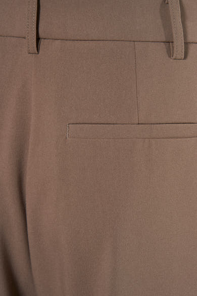 Bruine broek van MANGO, met paspelzak achter en riemlussen.