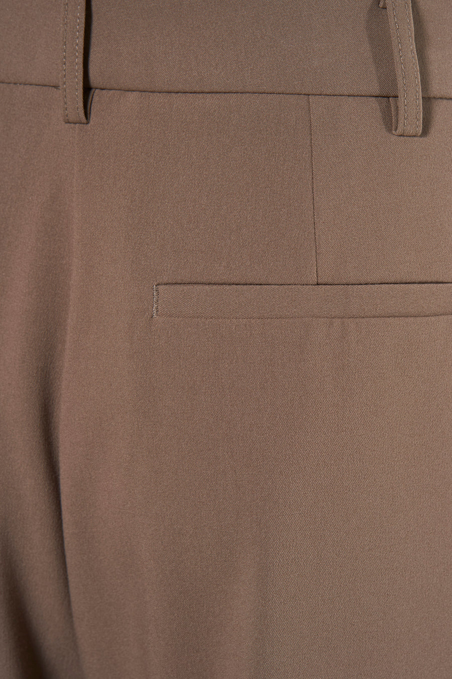 Bruine broek van MANGO, met paspelzak achter en riemlussen.