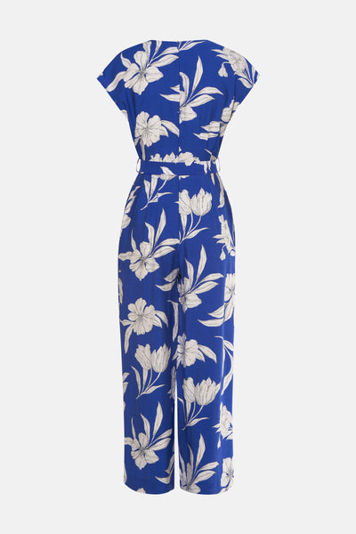 Blauwe jumpsuit met bloemenprint van MANGO, met riem, wit bloemenpatroon en zomerse stijl.