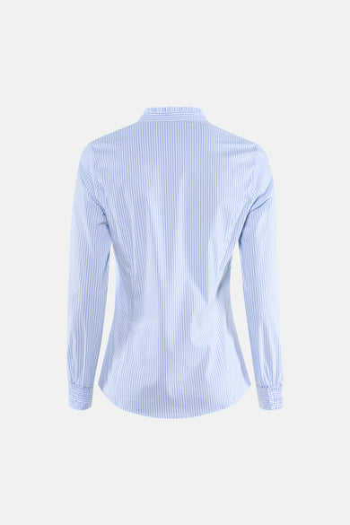 Blauwe gestreepte blouse met lange mouwen van MORE & MORE, van achteren gezien, met smockmanchetten.