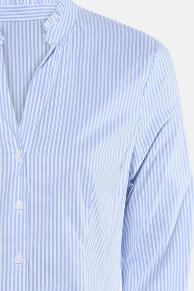 Blauw overhemd met lange mouwen van MORE & MORE met witte verticale strepen en zichtbare knopen.