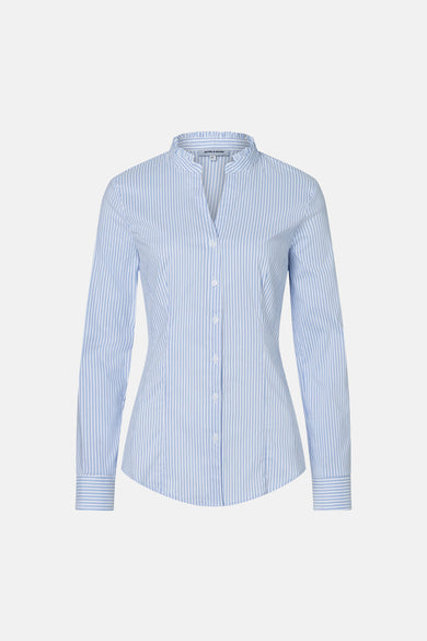 Blauw gestreept overhemd met lange mouwen van MORE & MORE, gedragen met een witte broek met wijde pijpen.