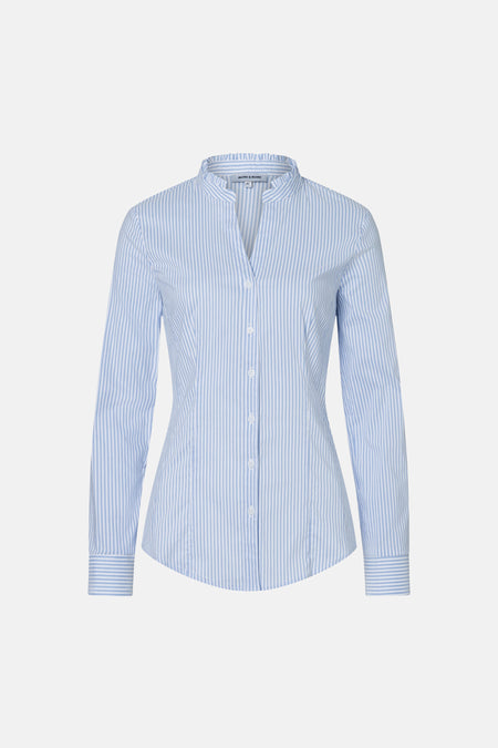 Chemise à manches longues bleu rayé de MORE & MORE, avec col montant et fermeture boutonnée sur le devant.