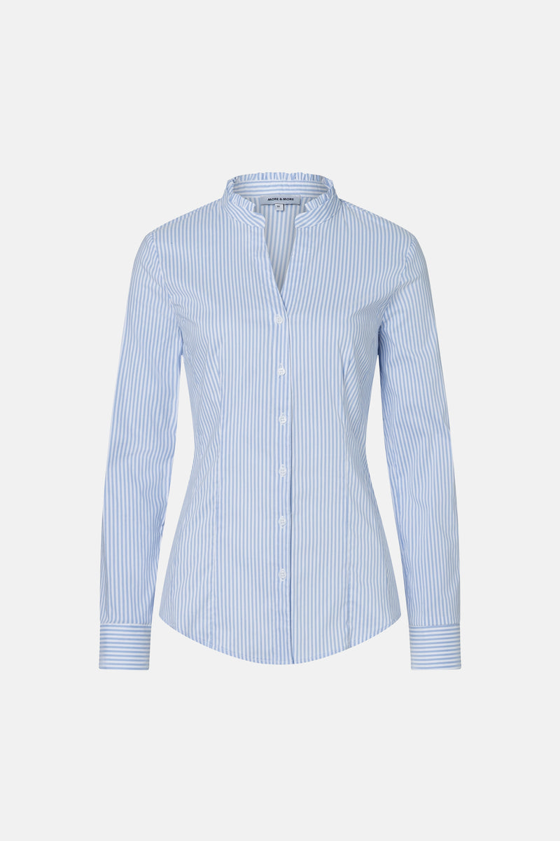 Blauw gestreept overhemd met lange mouwen van MORE & MORE, gedragen met een witte broek met wijde pijpen.