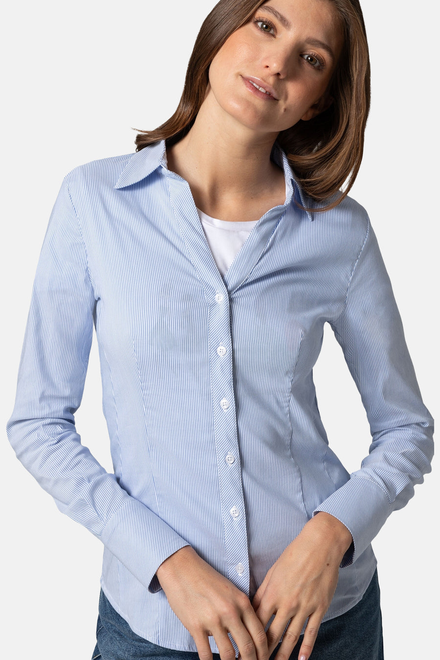 Blauwe gestreepte blouse met lange mouwen van More & More, gedragen over een wit T-shirt, met manchetten met knopen.