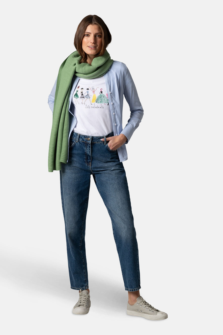 Blauwe blouse met lange mouwen van More & More, gedragen met een groene sjaal en een spijkerbroek.