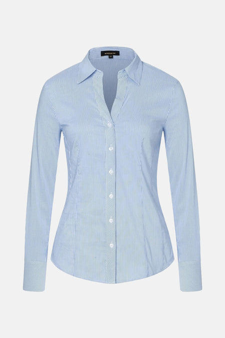 Blouse à manches longues bleue à rayures, de More & More, avec fermeture boutonnée sur le devant.