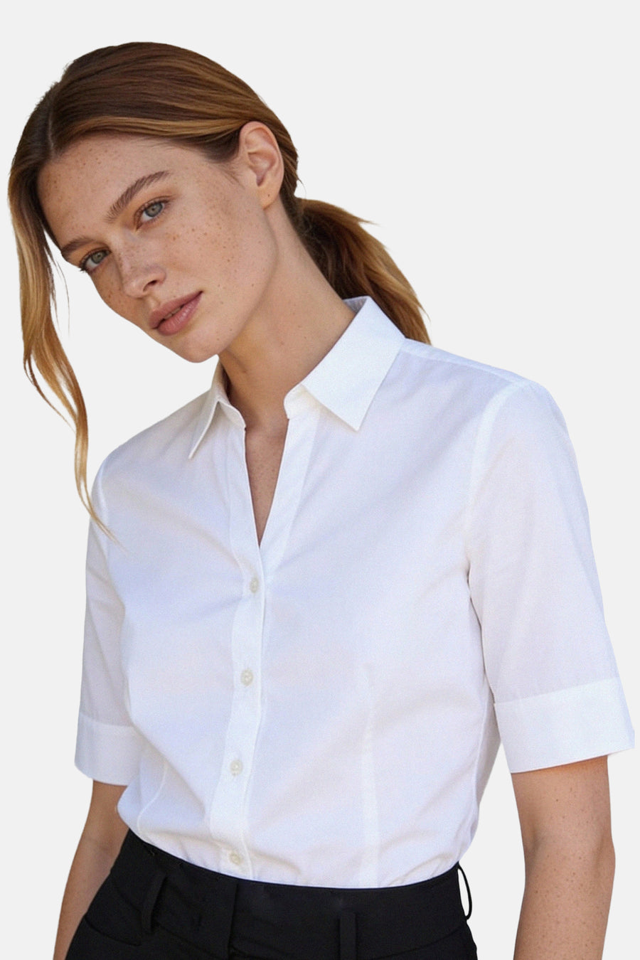 Wit blouse van MORE & MORE, met opgerolde korte mouwen, open kraag en knopen, gedragen met een zwarte broek.