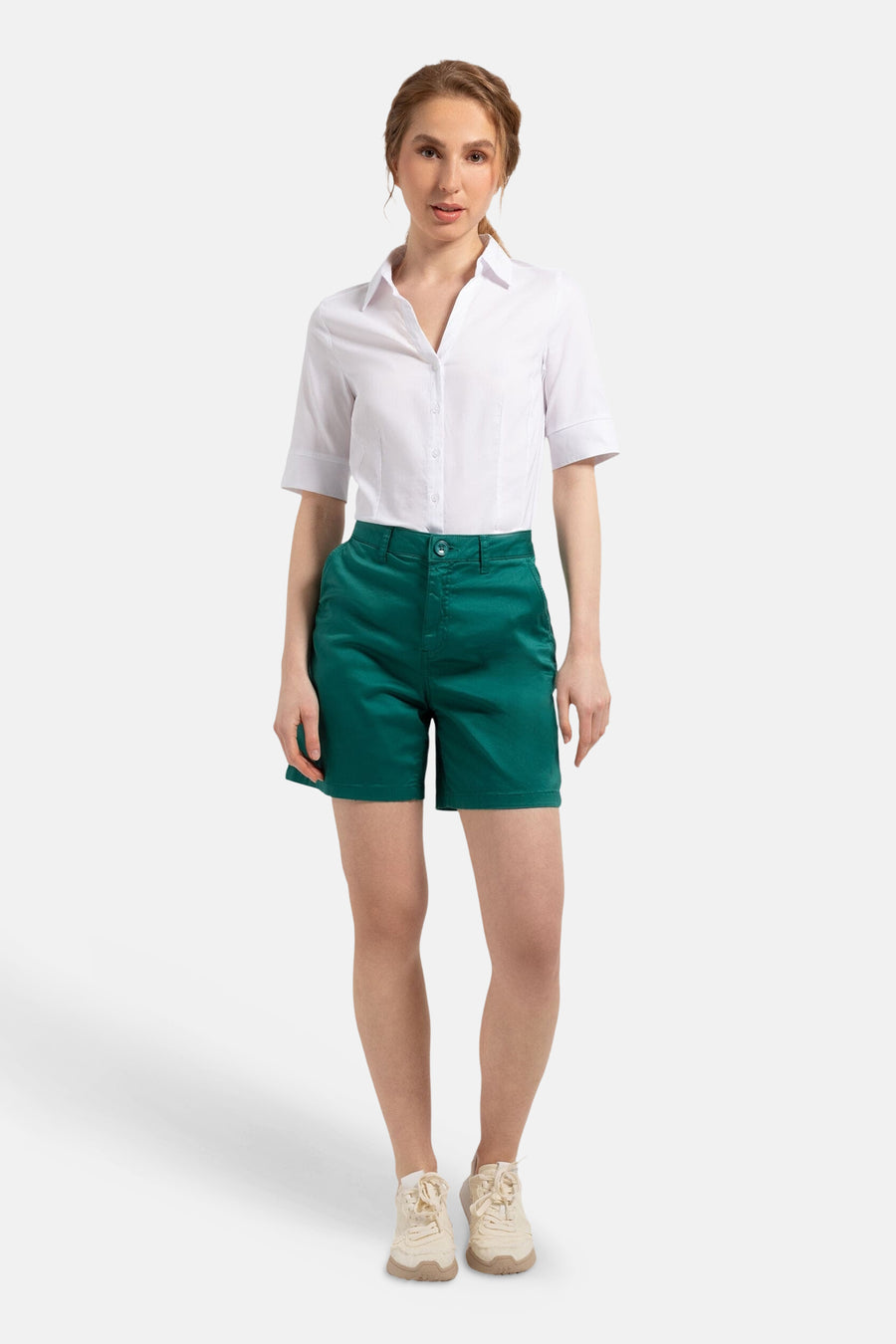 3/4 wit overhemd van MORE & MORE met klassieke kraag en knopen, gedragen met een groene short.