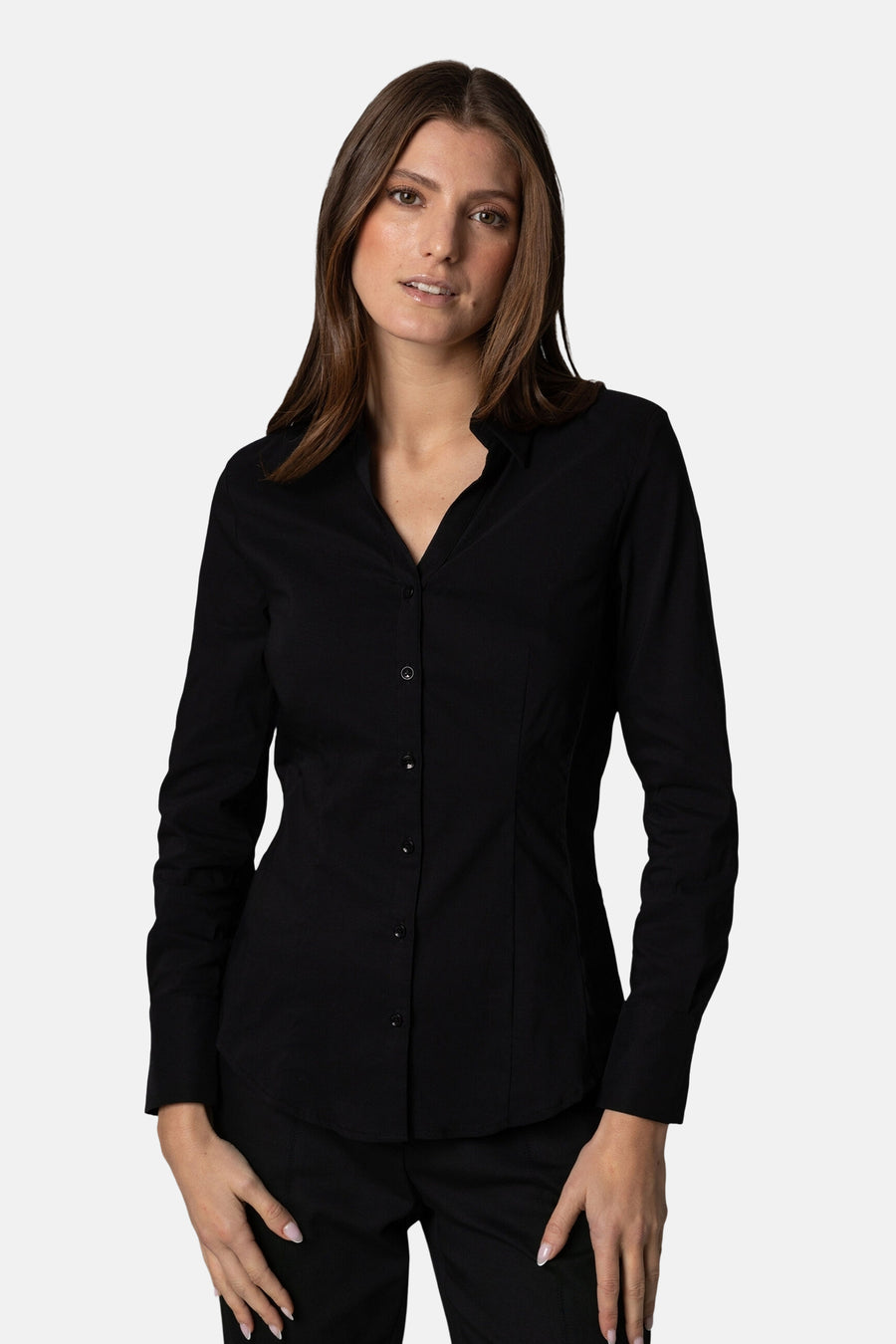 Chemise à manches longues noire de MORE & MORE, portée avec un pantalon noir uni.