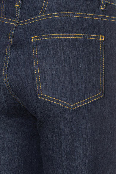 Jean droit en denim bleu foncé de MORE & MORE, avec surpiqûres contrastantes jaune ocre sur poche arrière.

