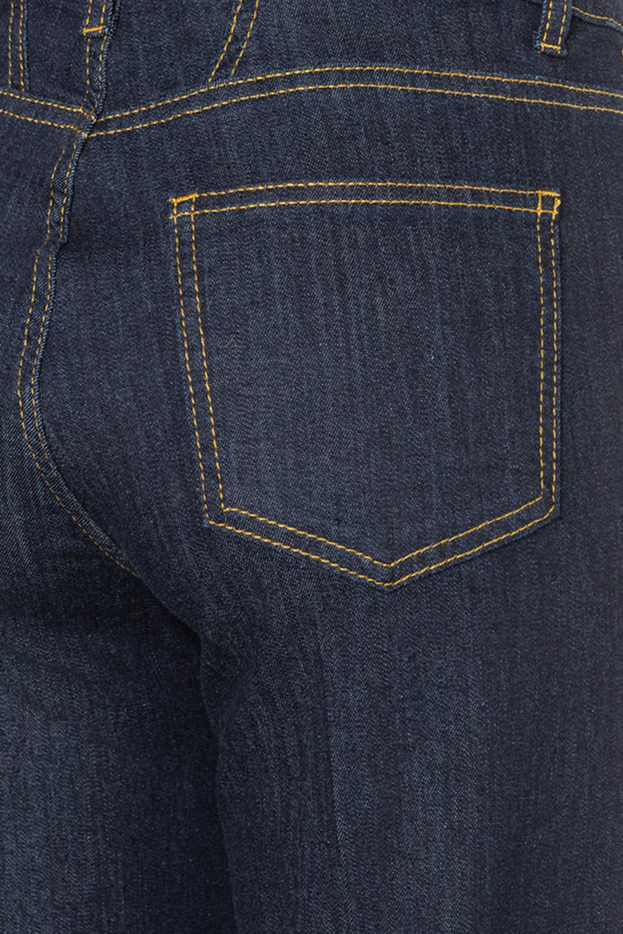 Jean droit en denim bleu foncé de MORE & MORE, avec surpiqûres contrastantes jaune ocre sur poche arrière.
