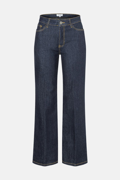 Jean droit en denim bleu foncé de More & More, avec surpiqûres contrastantes jaunes et coupe évasée.