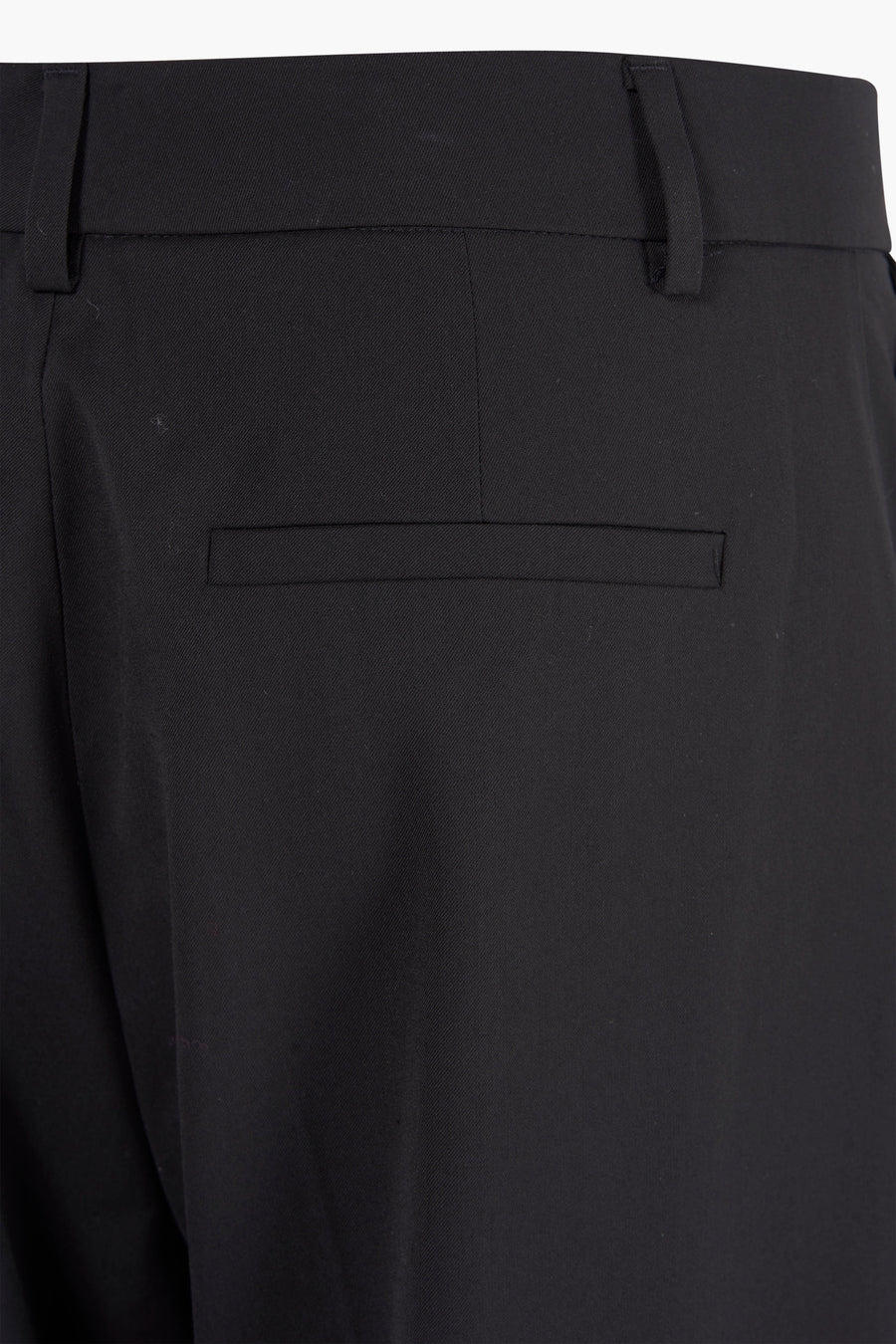 Pantalon de costume noir de More & More, avec poche arrière passepoilée et passants de ceinture.