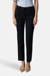 Pantalon de costume bleu de MORE & MORE, porté avec une chemise bleu clair et des escarpins nude.