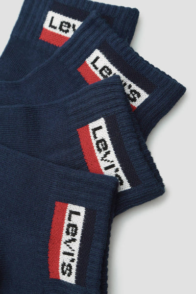 Chaussettes bleues par Levi's Accessories avec logo rouge et blanc sur fond marine.