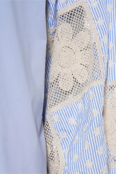 Blauwe blouse met lange mouwen van Terra di Siena met strepen, bloemenborduursel en gehaakte inzet.