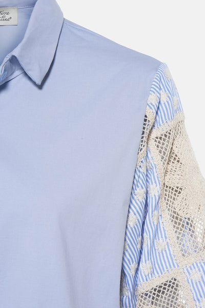 Blauwe blouse met lange mouwen van Terra di Siena met gestreepte inzet en haaksluiting.