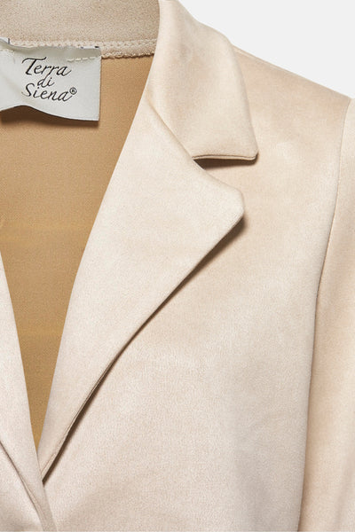 Korte beige jas van Terra di Siena, met een tailleurkraag en een zachte textuur.
