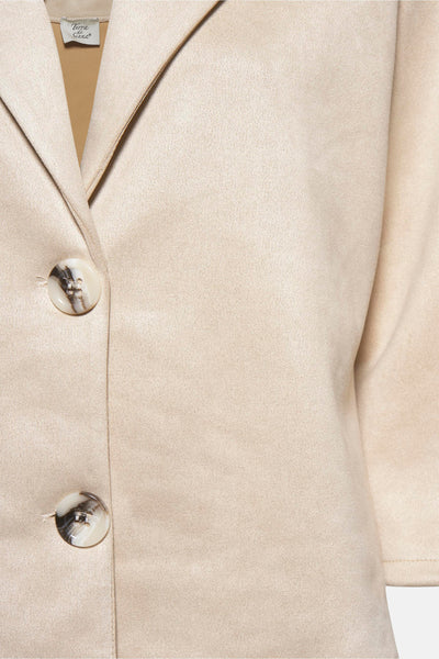 Korte beige jas van Terra di Siena met twee knopen in wervelend patroon.