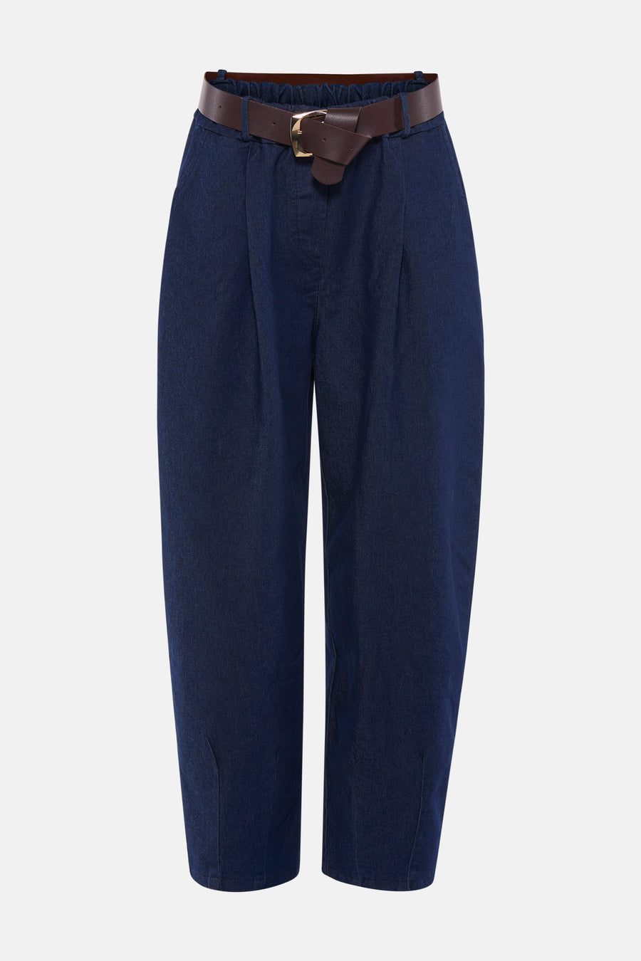Donkerblauwe spijkerbroek van Terra di Siena, met een bruine riem en plooien, gedragen met een witte polo en nude pumps.