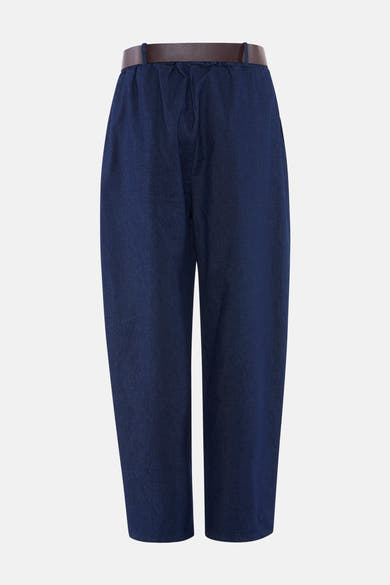 Donkerblauwe spijkerbroek van Terra di Siena, met bruine riem in de elastische tailleband.