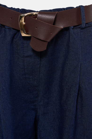 Donkerblauwe spijkerbroek van Terra di Siena met bruine riem met gouden gesp.