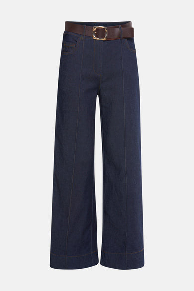 Jean large en denim bleu moyen de Terra di Siena, avec ceinture marron à boucle dorée.