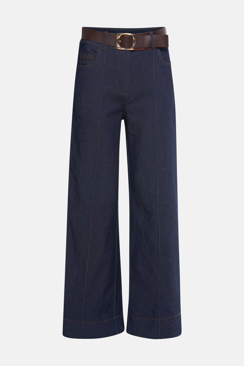 Jean large en denim bleu moyen de Terra di Siena, avec ceinture marron à boucle dorée.