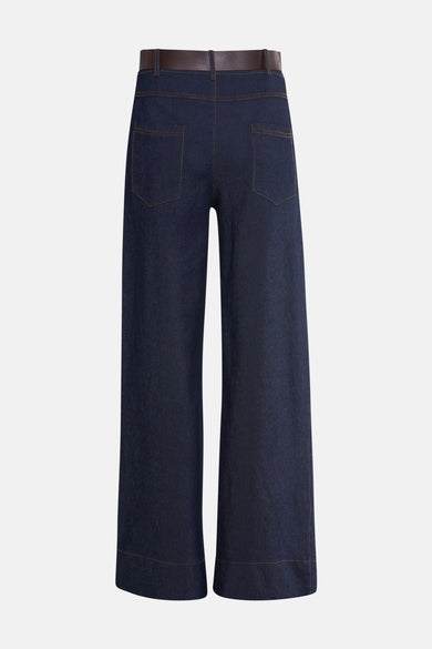 Jean large en denim bleu moyen de Terra di Siena, avec ceinture marron et poches arrière.