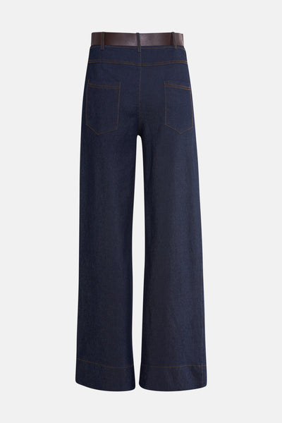 Jean large en denim bleu moyen de Terra di Siena, avec ceinture marron et poches arrière.