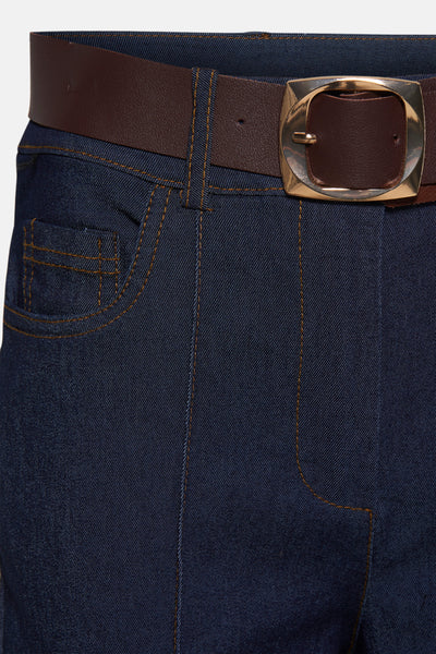 Jean large en denim bleu moyen de Terra di Siena, avec ceinture marron et boucle dorée carrée.
