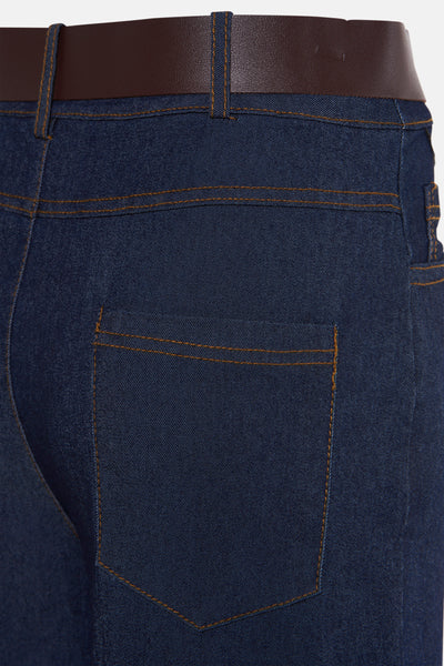 Jean large bleu moyen de Terra di Siena, avec ceinture marron, détail poche arrière et surpiqûres orange.
